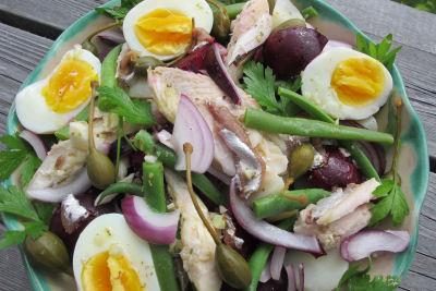 Makrillsallad med rdbetor, ansjovis, kapris